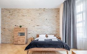 Central Luxury Apartment With Ac